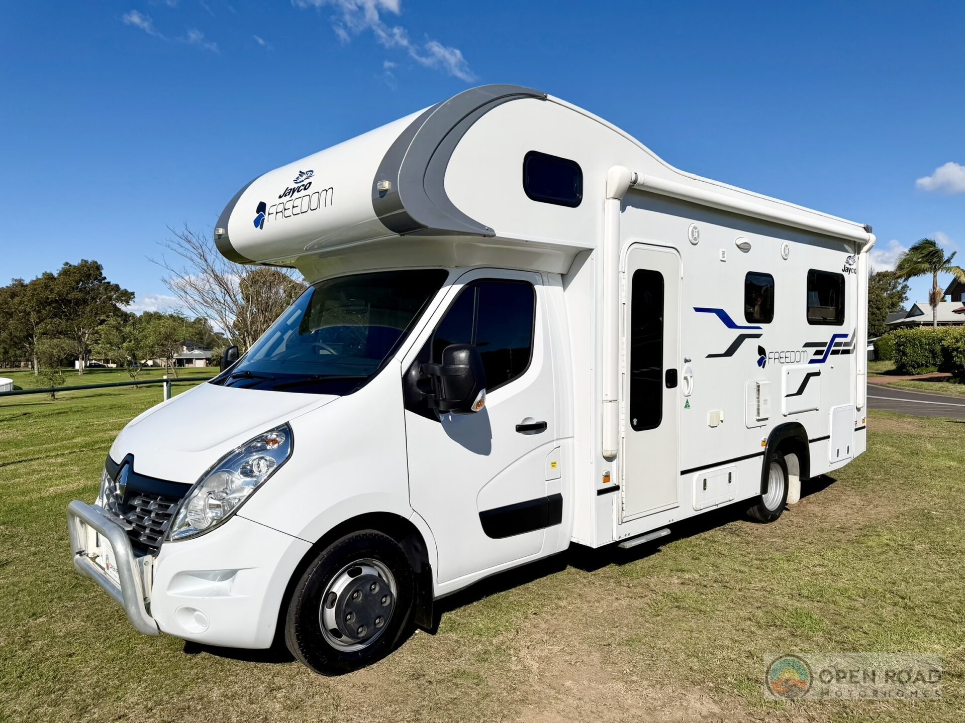 2018 RM Jayco Conquest 23-4 motorhome – exterior passenger side front at 45 degrees HERO (Stock #1490)